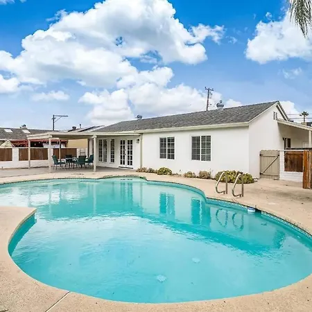Entire Home, Pool, Free Parking, Wifi, Family Neighborhood!